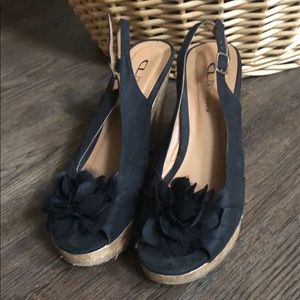 Black flower wedges